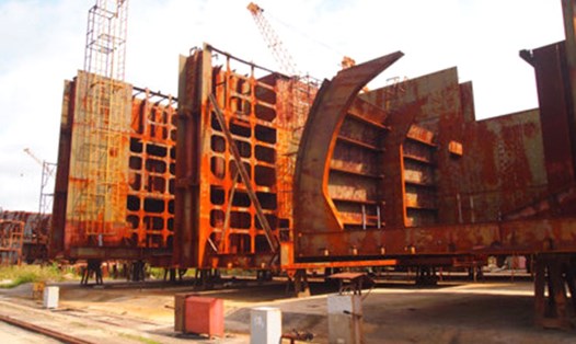 Những phân đoạn của các con tàu bị han gỉ tại TCty Công nghiệp tàu thuỷ Bạch Đằng. Ảnh: A.C