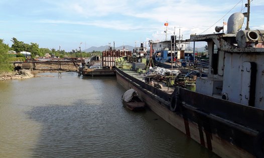 Tàu chở xăng dầu tại cảng Xuân Hải, “thủ phạm” gây ra mùi hôi “tra tấn” người dân. Ảnh: QĐ