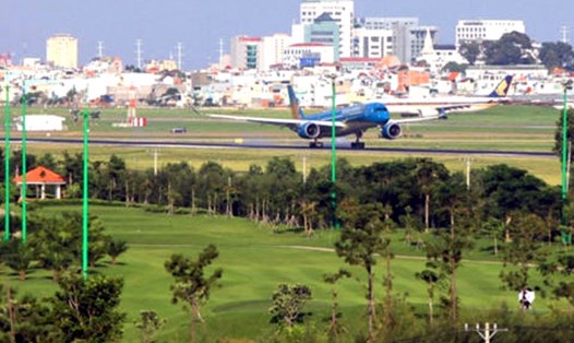 Thủ tướng giao giao Bộ GTVT chủ trì thuê tư vấn chuyên ngành nước ngoài để khảo sát, nghiên cứu đề xuất các phương án mở rộng sân bay Tân Sơn Nhất cả về phía bắc (khu vực sân golf). Ảnh: Zing