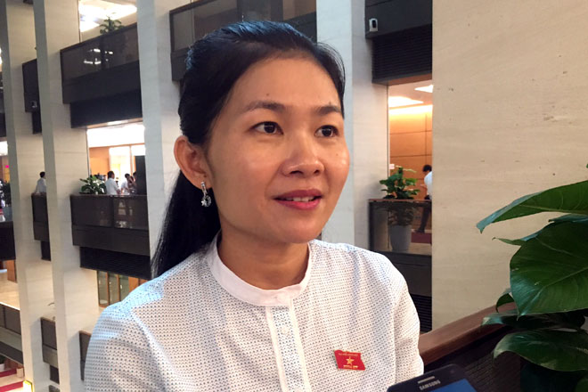 ĐB Tôn Ngọc Hạnh (Bình Phước) trả lời báo chí về nội dung chất vấn tại Quốc hội. Ảnh: Q.H