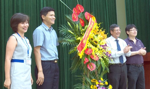 Đồng chí Trần Thanh Hải - Phó Chủ tịch thường trực Tổng LĐLĐVN tặng hoa, chúc mừng Báo Lao Động nhân kỷ niệm 92 năm Ngày thành lập Báo chí cách mạng VN. Ảnh: Văn Thắng