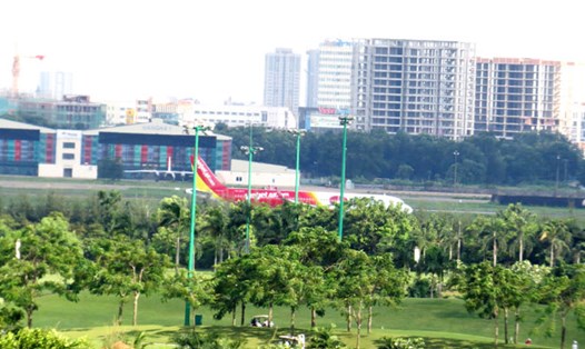 Sân golf sát đường băng cất hạ cánh sân bay Tân Sơn Nhất. Ảnh: MINH QUÂN
