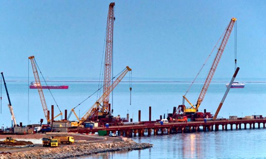 Cây cầu qua eo biển Kerch đang được xây dựng để nối Crưm với Nga.