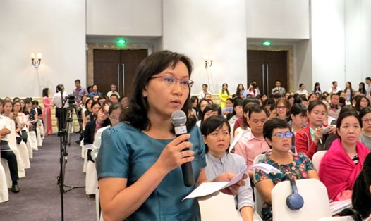 Bà Đặng Hồng Liên (đại diện Cty TNHH PouYuen Việt Nam, TPHCM) đặt câu hỏi về chính sách BHXH. Ảnh: L.T