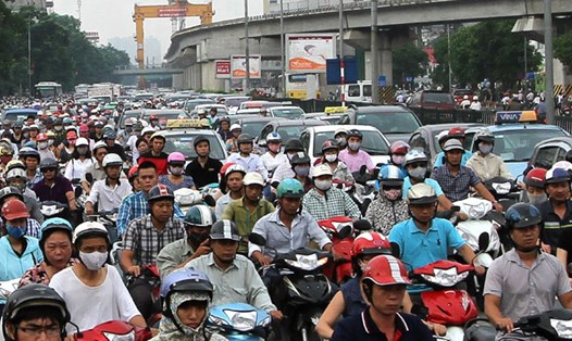 Việc Hà Nội quyết cấm xe máy vào năm 2030 và đầu tư cho đường sắt đô thị vẫn còn có nhiều ý kiến trái chiều. Ảnh: Hải Nguyễn