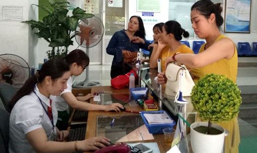 Người dân đăng ký khám bệnh tại Bệnh viện Phụ nữ Đà Nẵng. Ảnh: P.V