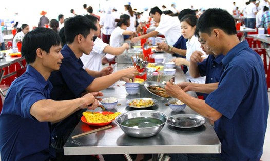 Công nhân Cty CP Dệt may 29.3 đang dùng bữa trưa tại nhà ăn của Cty. Ảnh: H.Phương