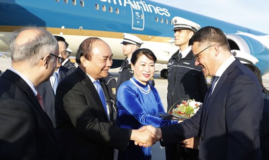 Các quan chức Chính phủ CHLB Đức đón Thủ tướng Nguyễn Xuân Phúc và Phu nhân tại sân bay. Ảnh: TTXVN