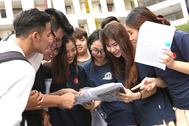 Thí sinh sau buổi thi tốt nghiệp THPT quốc gia 2017 tại điểm thi Trường Marie Curie (Hà Nội). Ảnh: Hải Nguyễn