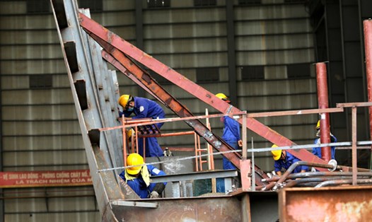 Công nhân Nhà máy đóng tàu Hồng Hà - một DN của quân đội. Ảnh: Hải Nguyễn