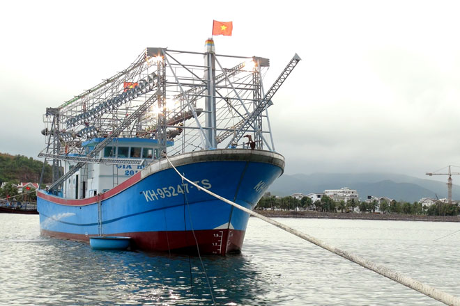 Nhiều ngư dân Khánh Hòa xin chuyển từ tàu vỏ thép sang vỏ composite. Ảnh: N.B