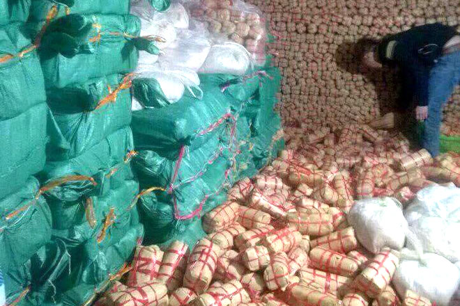 Bên trong kho hàng “khủng” của một cơ sở sản xuất “giò bò” giá rẻ tại TP.Vinh. Ảnh: ND