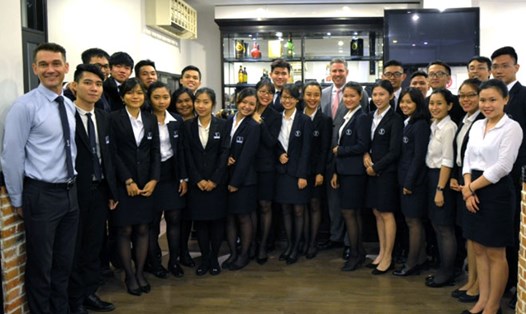 Sinh viên ngành Quản lý khách sạn - Nhà hàng quốc tế (Vatel) tại Đại học Hoa Sen gặp gỡ, giao lưu cùng đại diện khách sạn Le Meridien Saigon. Ảnh: Đức Long