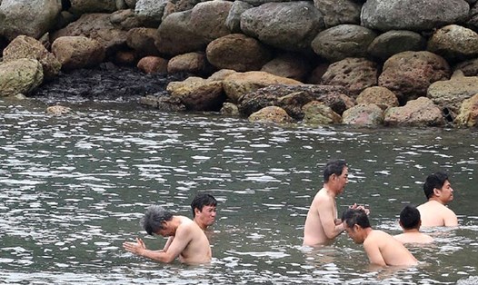 Chỉ có đàn ông mới được phép đặt chân lên đảo Okinoshima sau khi trải qua nghi lễ tắm tẩy trần.