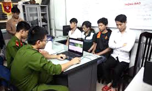 Phòng Cảnh sát PC50 Công an Hà Nội bắt các đối tượng sử dụng mạng Internet để thực hiện hành vi chiếm đoạt tài sản.Ảnh: A.C