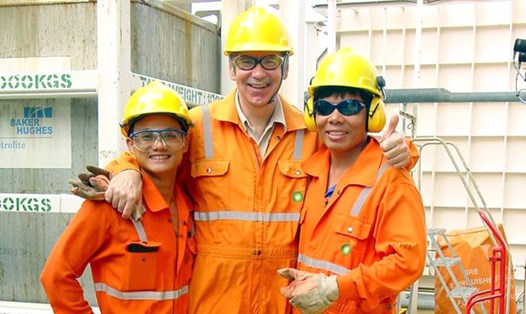 Người lao động Việt Nam và nước ngoài làm việc cho BP, trên giàn khoan 06.1, tỉnh Bà Rịa - Vũng Tàu. Ảnh: T.L
