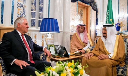 Quốc vương Saudi Arabia Salman bin Abdulaziz Al Saud trong cuộc gặp Ngoại trưởng Mỹ Rex Tillerson. Ảnh: Reuters