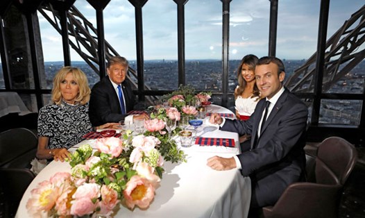 Tổng thống Pháp Emmanuel Macron đã  đón tiếp Tổng thống Mỹ Donald Trump một cách trọng thị nhất. Ảnh: Business Insider