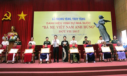 Tỉnh Kiên Giang trao tặng, truy tặng danh hiệu “Mẹ Việt Nam Anh hùng” cho 167 bà mẹ. Ảnh: CAND