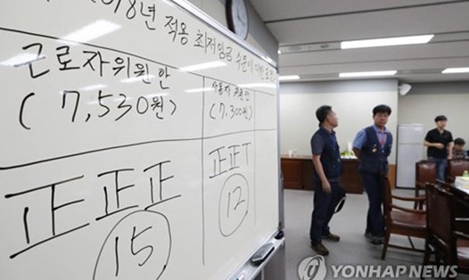 Kết quả bỏ phiếu nhất trí tăng lương tối thiểu lên 7.530 won từ năm 2018. Ảnh: Yonhap