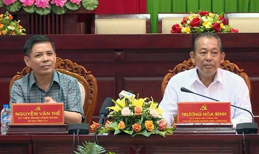 Phó Thủ tướng Thường trực Chính phủ Trương Hòa Bình (bên phải) làm việc tại tỉnh Sóc Trăng. Ảnh: THST