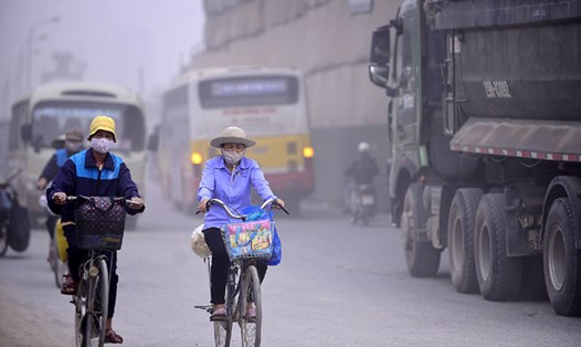 Người dân Hà Nội hằng ngày đối mặt với ô nhiễm không khí. Ảnh: Hải Nguyễn