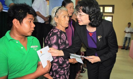 Phó Chủ tịch Nước Đặng Thị Ngọc Thịnh trao quà cho gia đình chính sách tại Quảng Trị. Ảnh: Dân Trí