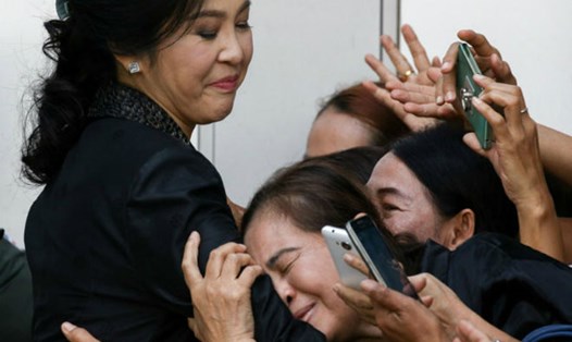 1.000 người ủng hộ cựu Thủ tướng Thái Lan Yingluck Shinawatra đã tụ tập trước tòa hôm nay (1.8).
