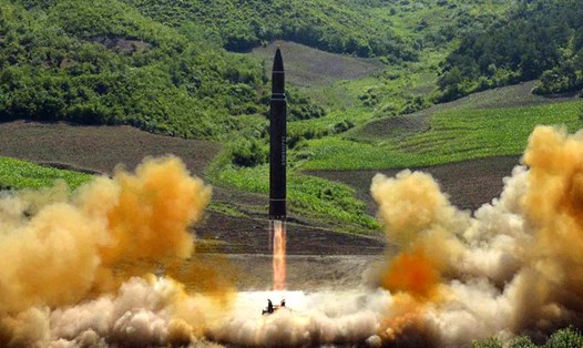 Ảnh tư liệu do Triều Tiên công bố cho thấy cuộc phóng thử tên lửa đạn đạo xuyên lục địa Hwasong-14, hôm 4.7.2017. Ảnh: AP
