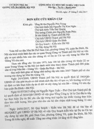 Cư dân B6 Giảng Võ viết đơn kêu cứu mong sớm được nhận nhà. Ảnh: T.CHÍ