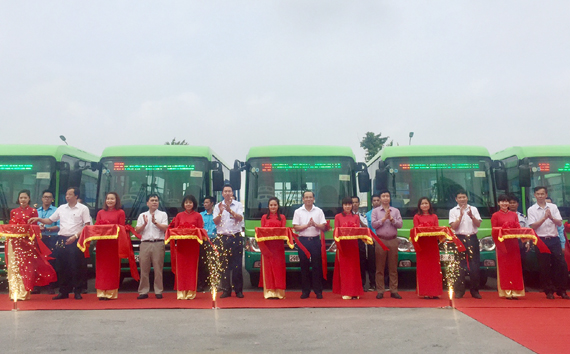 Các đại biểu cắt băng khai trương các tuyến buýt.