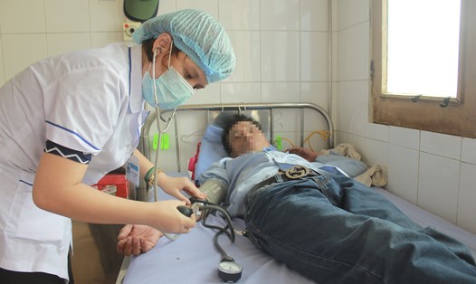 Các y, bác sỹ khám chữa bệnh cho bệnh nhân tại Bệnh viện 09. Ảnh: TV
