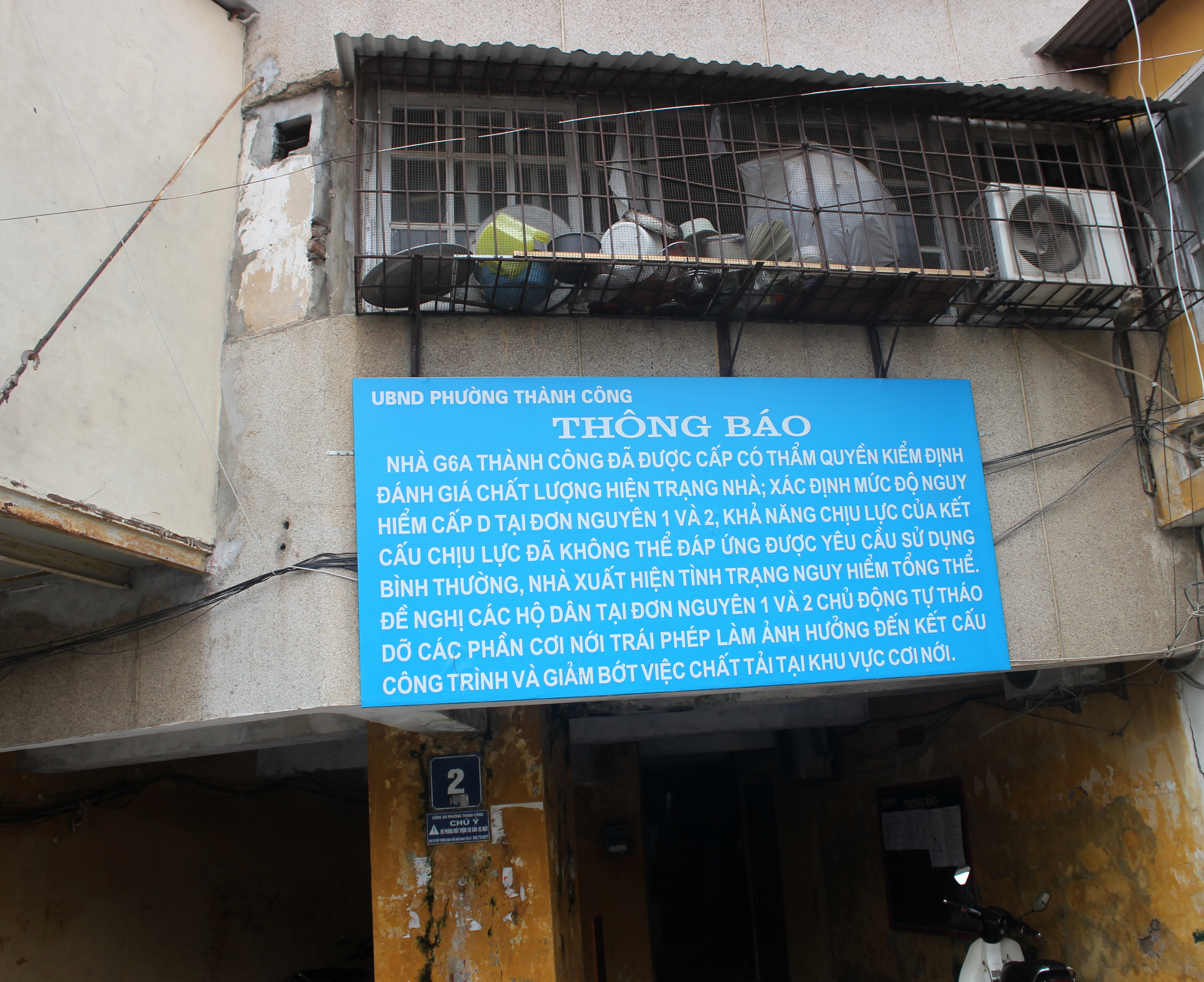 Treo biển nguy hiểm cấp độ D tại đơn nguyên 2 nhà G6A khu tập thể Thành Công. Ảnh: P.V