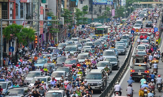 Phương tiện cá nhân tăng là một trong nhiều nguyên nhân gây tắc đường tại Hà Nội. Ảnh: A.C