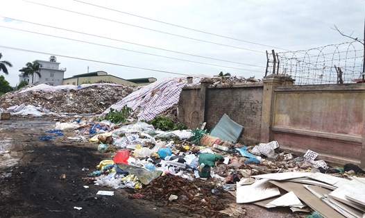 Bãi rác thải tại Cụm CN Lai Xá chất thành núi. Ảnh: P.V