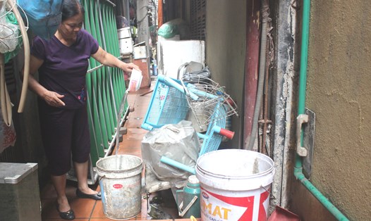 Gia đình bà Đàm Thị Loan tận dụng nước điều hòa và nước mưa để lau nhà.