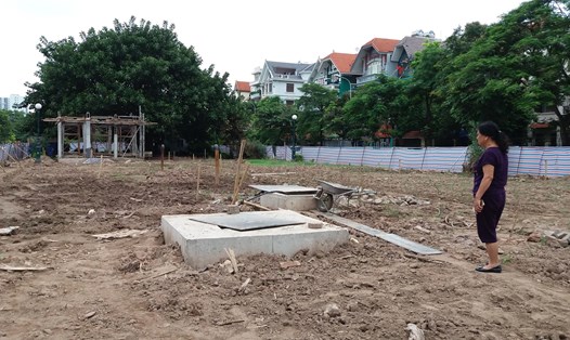 Tại khu vực xây dựng trên dải phân cách đường Nguyễn Công Thái, chỉ có trạm bơm nổi lên bề mặt, còn lại bể nước thi công ngầm.