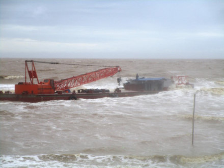 Mỗi chiếc ụ nổi dài khoảng 30m, rộng 10m. Trên ụ nổi không một bóng người. Ảnh Xuân Hùng