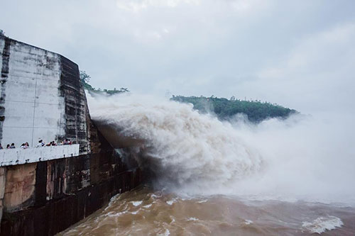 Hồ Hòa Bình xả lũ lúc 18h ngày 18.7. Ảnh: Vnexpress.