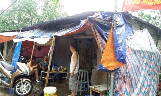 Sau 3 năm bàn giao đất cho dự án, bà Trần Thị Nga - 82 tuổi chờ nhà tái định cư trong vô vọng. Hiện nay, gia đình bà thuê phòng trọ xập xệ, tạm bợ. Ảnh: P.H