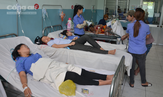 Công nhân điều trị tại bệnh viện Đa khoa Hóc Môn (Ảnh: Báo Công an TPHCM).