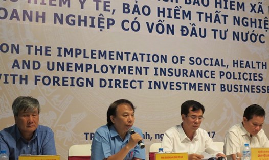 Ông Mai Đức Chính - Phó Chủ tịch Tổng LĐLĐ Việt Nam trả lời các doanh nghiệp - L.T