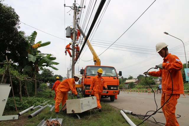 Thi công lưới điện nhằm đảm bảo cấp điện phục vụ kỳ thi PTTH và xét tuyển Đại học, Cao đẳng 2017 tại Đồng Nai - Ảnh: EVN SPC