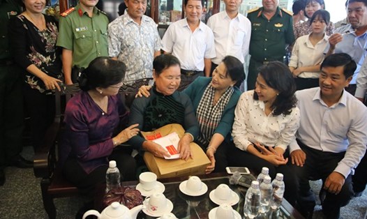 Chủ tịch Quốc hội Nguyễn Thị Kim Ngân và đoàn công tác thăm gia đình vợ liệt sĩ Bùi Văn Tha, bà Khâu Thị Rồi - Ảnh: N.Tiến