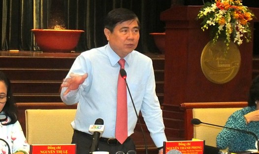 Chủ tịch UBND TPHCM Nguyễn Thành Phong trả lời kiến nghị của cán bộ CĐ, CNLĐ tiêu biểu - Ảnh: L.T