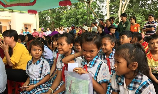 Các em học sinh người dân tộc S'tiêng tỏ vẻ thẹn thùng khi thấy máy ảnh - Ảnh: L.T 