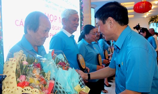 Đồng chí Bùi Văn Cường, Chủ tịch Tổng LĐLĐ Việt Nam trao Kỷ niệm CĐ TP cho cán bộ CĐ - Ảnh: T.Nga