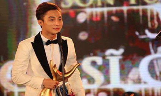 Sơn Tùng nhận giải Ca sĩ của năm tại giải Cống hiến 2016.
