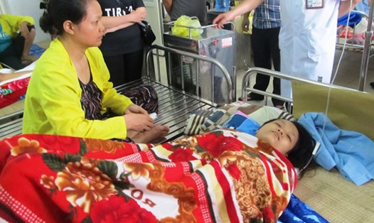 Nạn nhân Đỗ Thị Oanh bị gãy xương đòn đang được cấp cứu tại BV đa khoa tỉnh Thanh Hóa (Ảnh: HT)