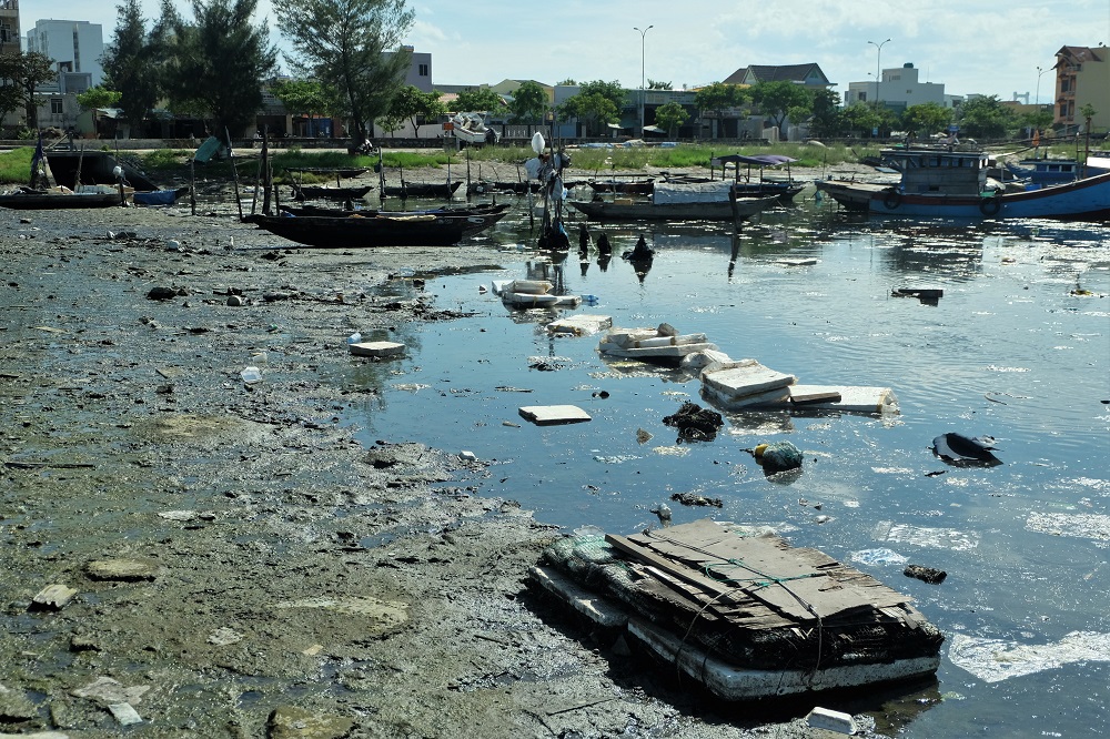 Rác thải dân sinh, bùn đen bốc mùi hôi thối là thực trạng ô nhiễm đang diễn ra tại âu thuyền và cảng cá Thọ Quang. Ảnh: Mỹ Linh